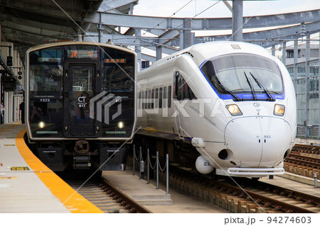 長崎駅で並ぶ817系電車と885系特急電車（JR九州） 94274603