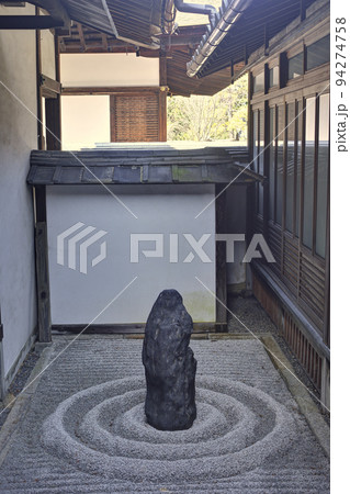 雲龍院の坪庭の石庭 94274758