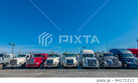 【ロジスティクス】倉庫のバースに並んだセミトレーラー 94275217