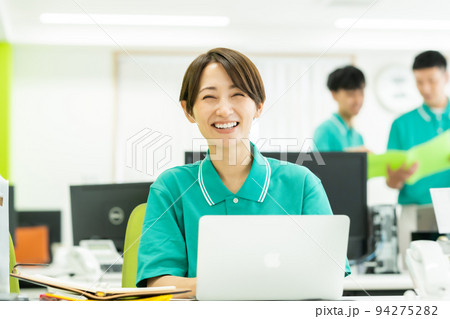 ユニフォームで働く若い女性 ユニフォームで働く若い女性 94275282