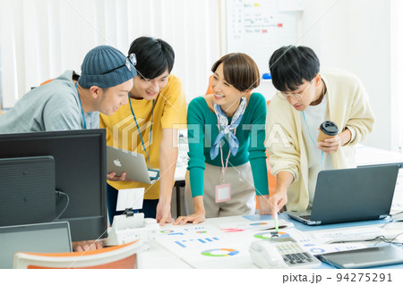 資料を元に打ち合わせするアパレル社員 94275291