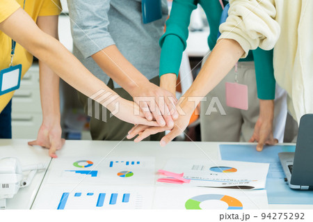 ビジネスグループのチームワーク　顔無し 94275292