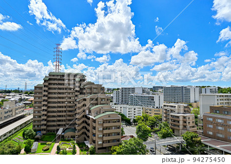 青空背景の明るい街のイメージ写真 94275450
