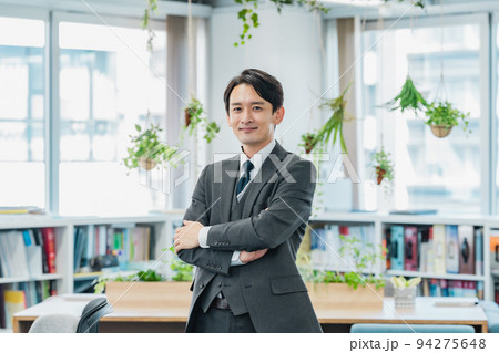 オフィスに立つビジネスパーソン 94275648