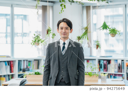 オフィスに立つビジネスパーソン 94275649
