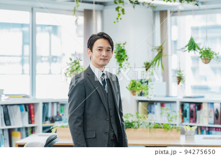 オフィスに立つビジネスパーソン 94275650