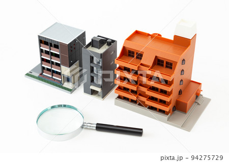 住宅模型と虫眼鏡 住宅模型と虫眼鏡 94275729