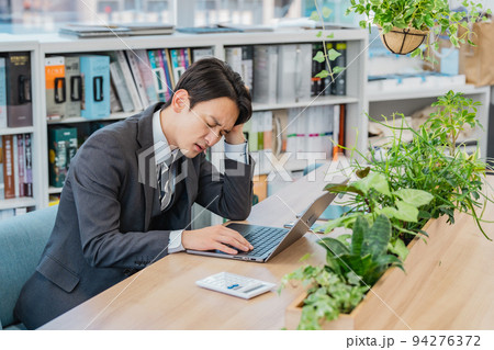 オフィスでショックを受ける男性 94276372