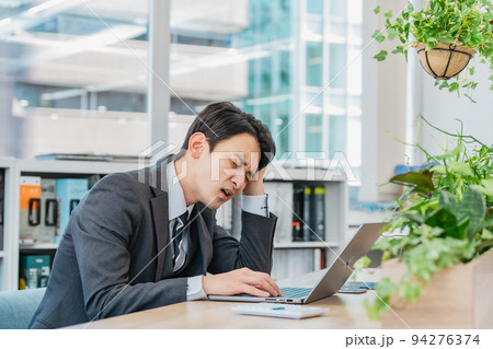 オフィスでショックを受ける男性 94276374