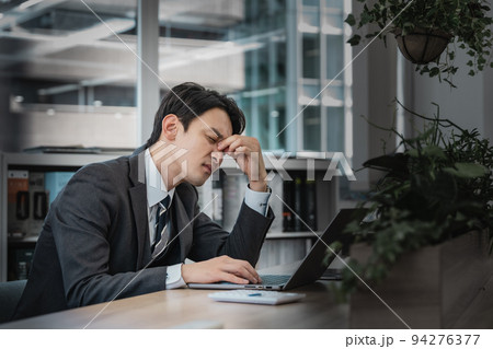 オフィスでショックを受ける男性 オフィスでショックを受ける男性 94276377