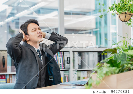 オフィスでショックを受ける男性 オフィスでショックを受ける男性 94276381