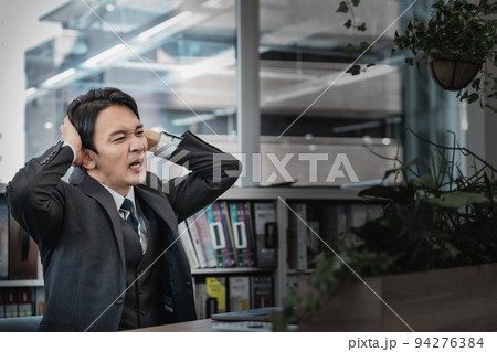 オフィスでショックを受ける男性 オフィスでショックを受ける男性 94276384