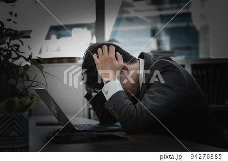 オフィスでショックを受ける男性 オフィスでショックを受ける男性 94276385