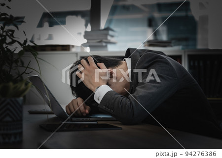 オフィスでショックを受ける男性 オフィスでショックを受ける男性 94276386
