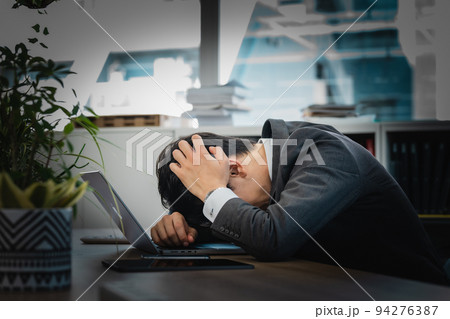 オフィスでショックを受ける男性 オフィスでショックを受ける男性 94276387