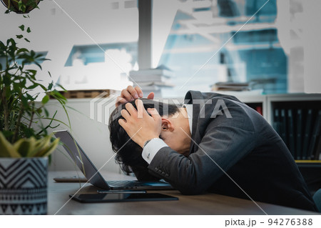 オフィスでショックを受ける男性 オフィスでショックを受ける男性 94276388