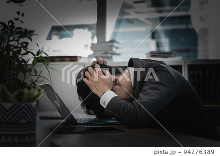 オフィスでショックを受ける男性 94276389