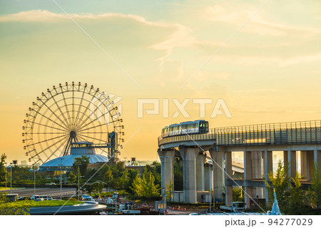 《愛知県》長久手市 夕日に染まる愛・地球博記念公園(モリコロパーク)の観覧車とリニモ 《愛知県》長久手市 夕日に染まる愛・地球博記念公園(モリコロパーク)の観覧車とリニモ 94277029