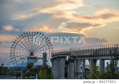 《愛知県》長久手市　夕日に染まる愛・地球博記念公園（モリコロパーク）の観覧車とリニモ 94277051