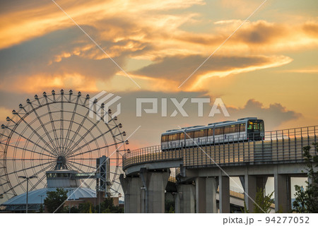 《愛知県》長久手市　夕日に染まる愛・地球博記念公園（モリコロパーク）の観覧車とリニモ 94277052