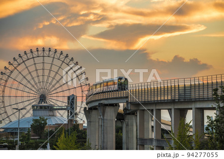 《愛知県》長久手市　夕日に染まる愛・地球博記念公園（モリコロパーク）の観覧車とリニモ 94277055