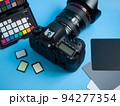 カメラマンの仕事道具デジタル一眼レフカメラ 94277354