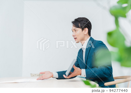 タブレットで提案をするビジネスマン タブレットで提案をするビジネスマン 94277440