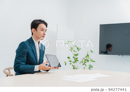 タブレットで提案をするビジネスマン タブレットで提案をするビジネスマン 94277441