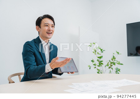 タブレットで提案をするビジネスマン タブレットで提案をするビジネスマン 94277445