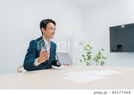 タブレットで提案をするビジネスマン 94277448