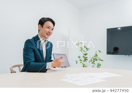 タブレットで提案をするビジネスマン 94277450