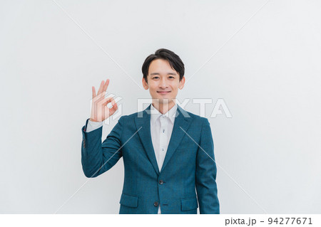 白背景のビジネスマン 94277671