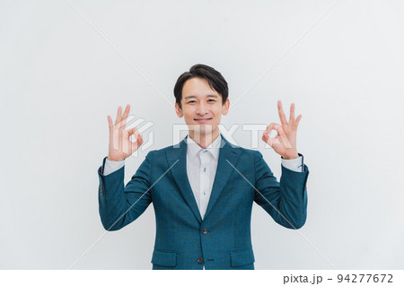 白背景のビジネスマン 94277672