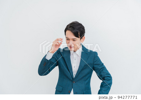 白背景のビジネスマン 94277771