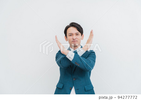 白背景のビジネスマン 94277772