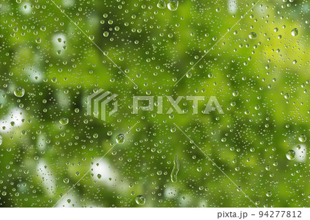 雨滴のガラス窓に映る緑の風景 94277812