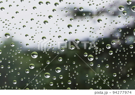 雨滴のガラス窓に映る森の風景 94277974