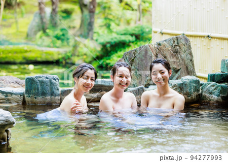 友達と仲良く露天風呂の入浴イメージ 94277993
