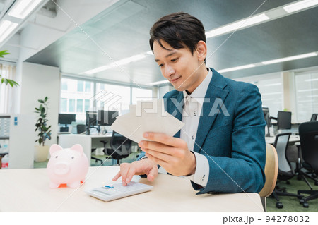 お金の計算をするビジネスマン 94278032
