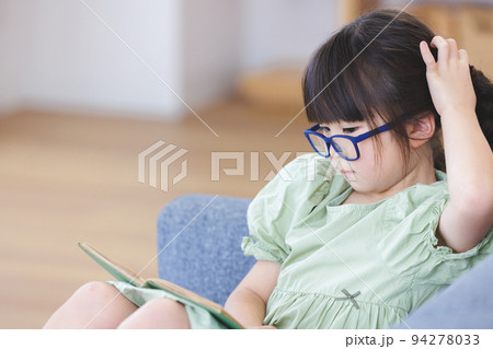 本を読む女の子 本を読む女の子 94278033