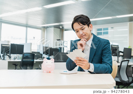 お金の計算をするビジネスマン 94278043