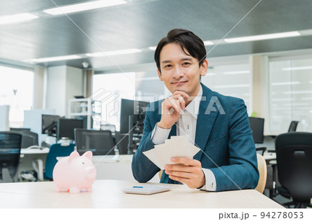 お金の計算をするビジネスマン 94278053