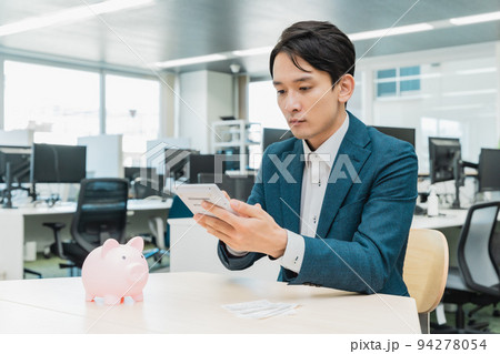 お金の計算をするビジネスマン 94278054