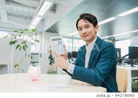 お金の計算をするビジネスマン 94278060