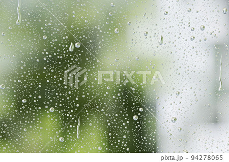 雨滴のガラス窓に映る緑の風景 94278065
