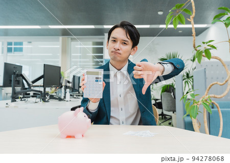 お金の計算をするビジネスマン 94278068
