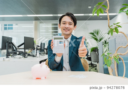 お金の計算をするビジネスマン 94278076