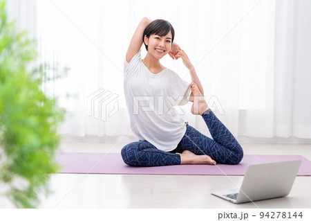 オンラインヨガをする若い女性 94278144