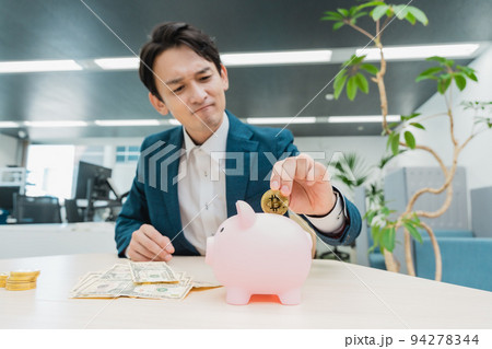 仮想通貨とビジネスマン 仮想通貨とビジネスマン 94278344