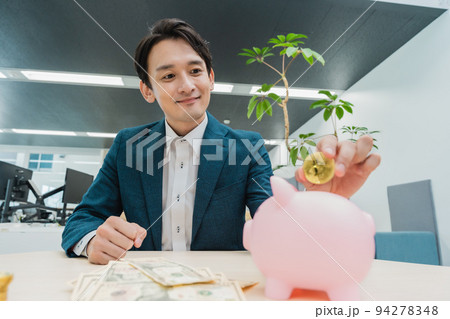 仮想通貨とビジネスマン 94278348